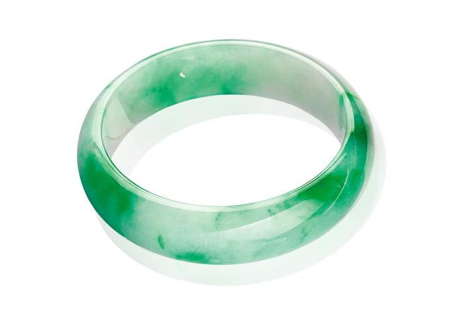 冷美人翡翠手鐲，您知道該如何保養(yǎng)嗎？