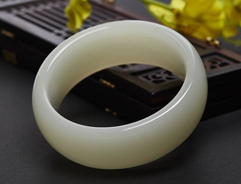 玉鐲里面有裂紋 玉鐲里面有裂紋