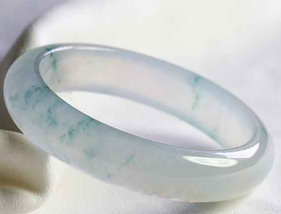 翡翠手鐲如何鑒定 翡翠手鐲的鑒定方法與技巧