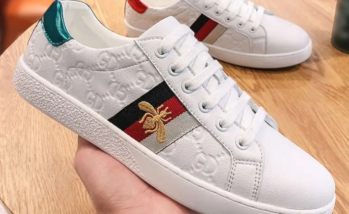 鞋子發(fā)黃怎么洗白？怎樣清楚鞋子的污痕？