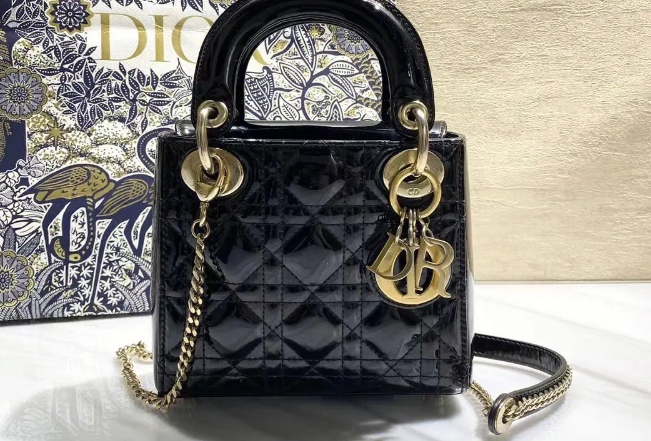 迪奧包包燒傷修復多少錢？ 迪奧包包燒傷修復方法！