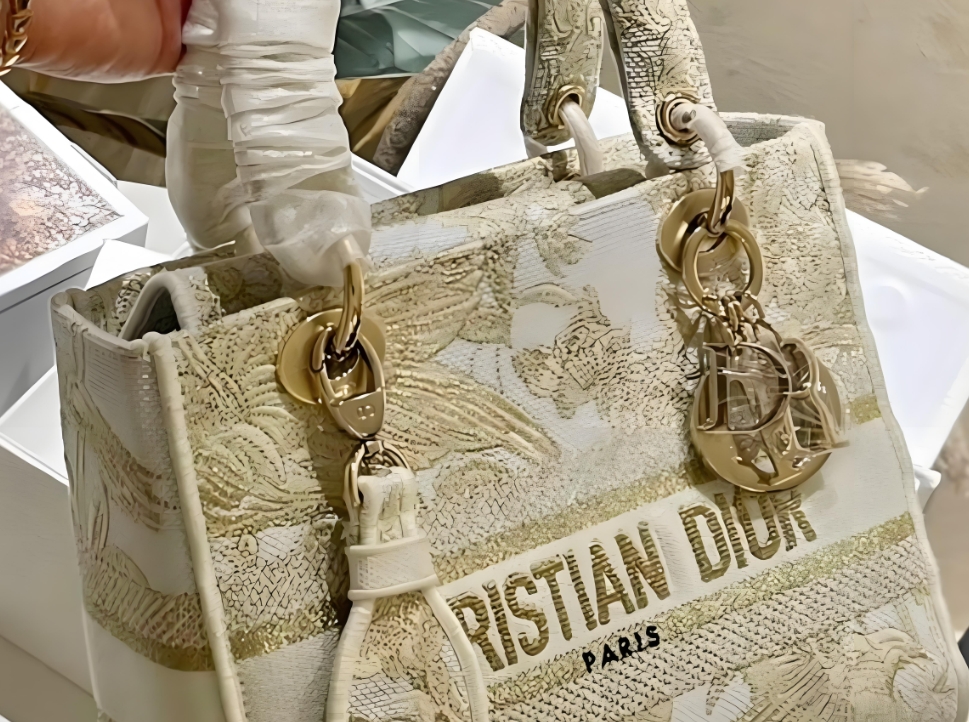 迪奧包包維修保養(yǎng)可以自己動(dòng)手嗎？專(zhuān)業(yè)的迪奧包包維修點(diǎn)在哪里？