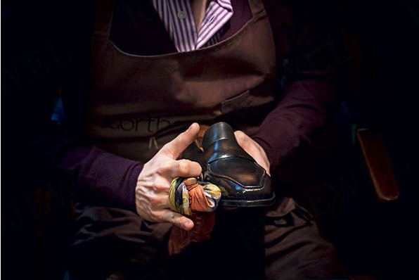 如何對(duì)進(jìn)行日常皮鞋護(hù)理？皮鞋護(hù)理方法介紹